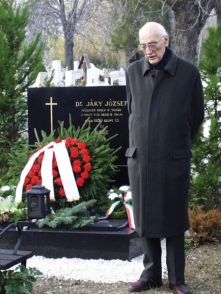 1. kép. Dr. Kerkápoly Endre dr. Jáky József síremlékének koszorúzásánál 2000-ben, a Farkasréti temetőben