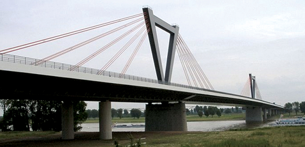 10. ábra. Az Airport-Bridge oldalnézete; Düsseldorf–Ilverich, Németország [10]