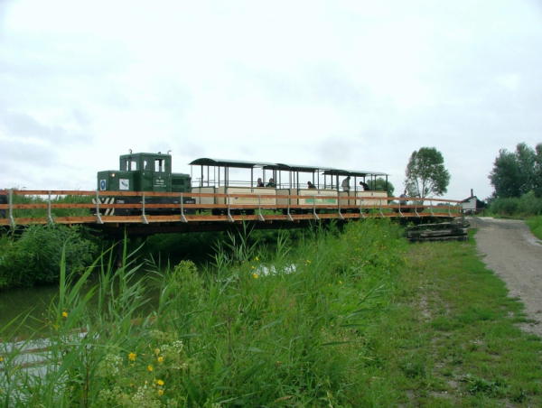 11. ábra. Mozdony és személyvagonok a Lazányi Sándor hídon. (Forrás: Parragh Péter)