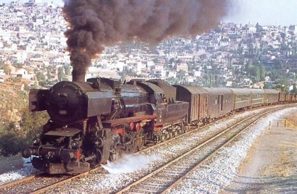 4. ábra. Hamarosan már csak emlék a török vasútra jellemző gőzvontatású vegyes szerelvény – * Az eredeti kép Max Wade Matthews A világ klasszikus vasútvonalai című könyvének 156. oldalán található. Kiadó: Atheneum 2006