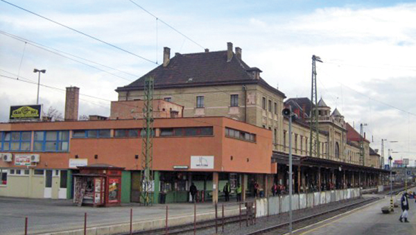 3. ábra. Pécs állomás felvételi épülete, előtérben az utasellátó épület