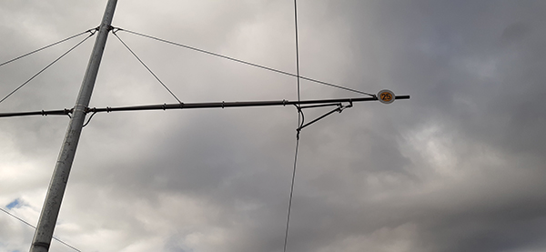 4. ábra. Lassújel-jelző tábla kihelyezése a keresztsodronyra. (Fotó: Garai Mihály)