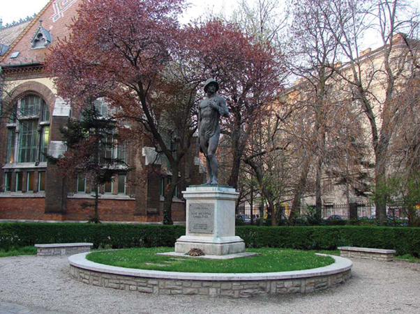 4. kép. A 2000 májusában az eredeti helyén újra felállított Sebzett hős szobor