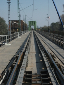 Sínleerősítések a Szolnok–Szajol vasútvonal hídszerkezetein