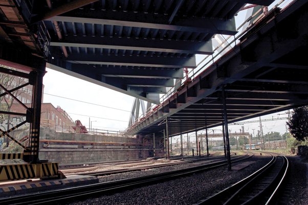4. kép. A déli hídfél betolása a 2. építési ütemben, alulról nézve (Fotó: Szikszay Ágnes)