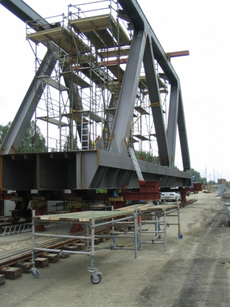 5. kép. A szerelő­téren 2014. május elején kezdődött a hídelemek érkeztetése, tárolása, össze­állítása és hegesztése