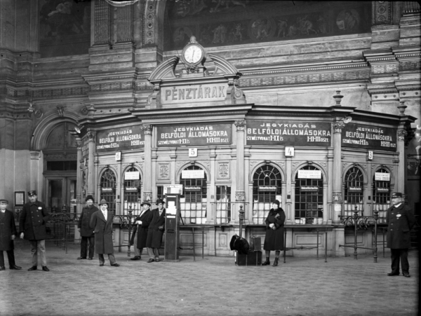 9. ábra. Keleti pályaudvar pénztárcsarnokáról (Lotz-csarnok) készült fotó (üveglemez) az 1940-es évek első felében