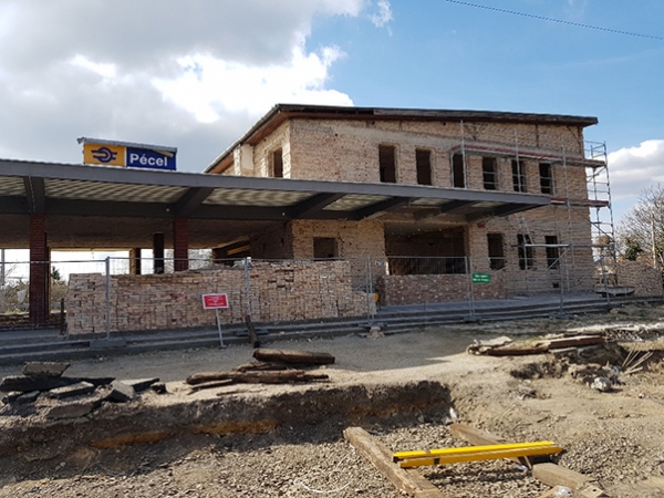 12. ábra. Pécel állomás felvételi épületének felújítása (Fotó: Török Gergely)