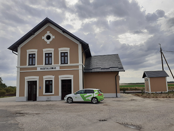 2. ábra. Zichyújfalu állomásépület a falu felől. (Fotó: Feld István Márton)