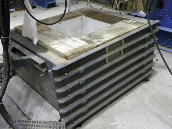 3. ábra. A laboratóriumi pulzátoros fárasztóvizsgálathoz használt láda a homokra terített Viacon GEO PP TC 1200 típusú geotextíliával, és a vasúti fa keresztaljakkal kialakított „doboz”
