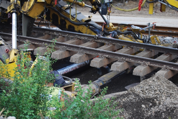 5. ábra. A Szajol–Kisújszállás és Kisújszállás–Püspökladány vonalszakasz vasútipálya-korszerűsítésénél RDG geotextília beépítése nagygépes technológiával (Fotó: Gönczi Emese)