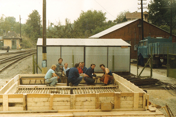 7. ábra. Vasbeton lemez vas­szerelése készül, háttérben az építésvezetőség épülete (Fotó: Legeza István)