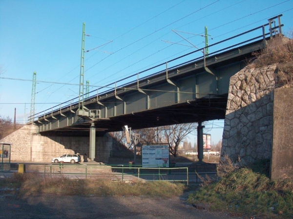 7. ábra. A vonal legnagyobb vasúti hídja a Soroksári úti felüljáró (Fotó: Pulisch József)