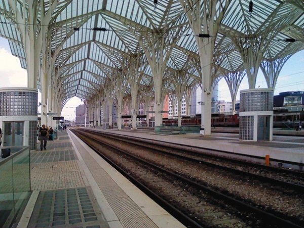 3. ábra. Lisszabon, Oriente állomás, peronra vezető liftek: külön szintű megközelítésnél az egyetlen jó megoldás, mely a csomaggal, babakocsival közlekedő utasok kényelmét is szolgálja (Fotó: Kormányos Anna)