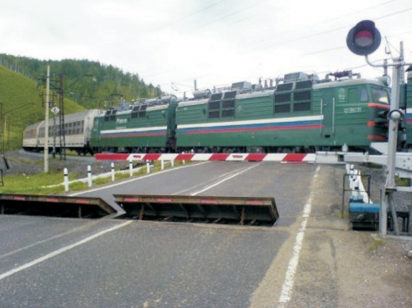 2. ábra. Szintbeni vasúti átjáró kialakítása Oroszországban (Forrás: autovezetes.network.hu)