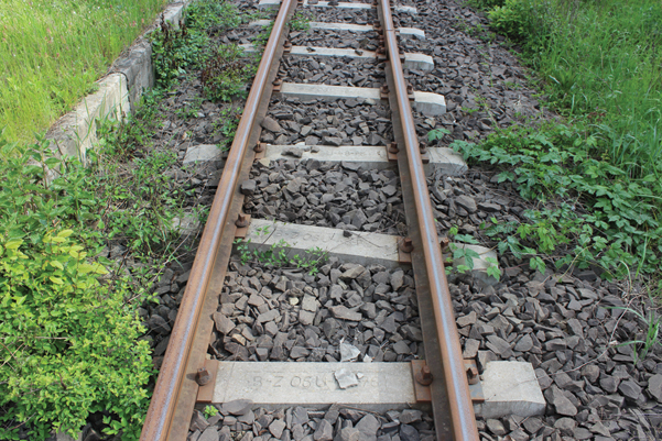 9. ábra. A sínek hosszirányú elvándorlása miatt a betonaljak idő előtt tönkremennek (Fotó: Pokorny Bence)