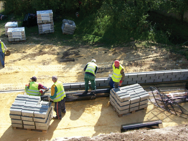 12. ábra. Támfal homlokfelületi betonelemeinek építése (Fotó: Radvánszky Réka)