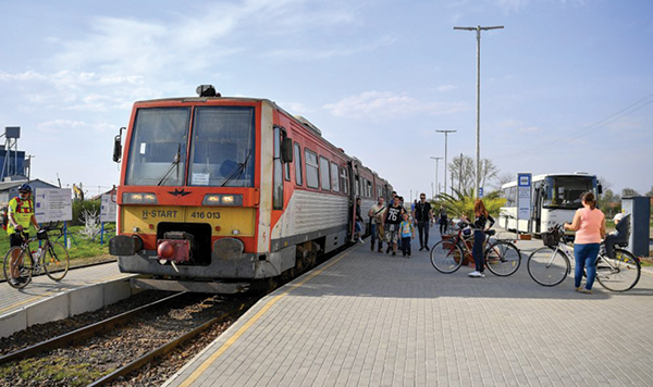 14. ábra. Közös peron Pocsaj-Esztár megálló­helyen (Fotó: Szöllősi Roland)
