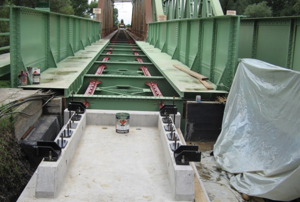 22. ábra. Kiegyenlítőlemez beépítése a Rába-híd hídfőjénél (Fotó: Farkas József )