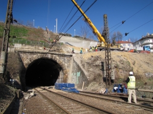 23. ábra. A Déli pályaudvar–Kelenföld közötti alagútnál a megcsúszott rézsű helyreállításának megkezdése (Fotó: Szánthó Géza)