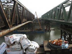 10. ábra. A régi hídszerkezet és a bal vágány új hídja ideiglenes jármokon 
