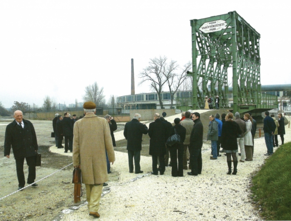 14. ábra. Az északi Duna-híd emlékmű avatása