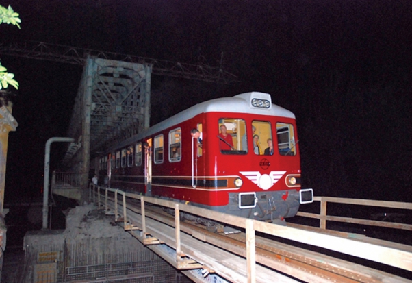 13. ábra. Az utolsó áthaladó vonat az elbontásra ítélt, félállandó hídon, 2008. június 20.