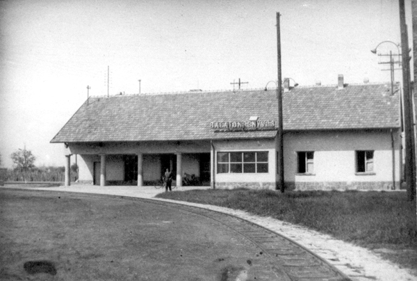 1. ábra. A Balatonfenyvesi Gazdasági Vasút állomása, 1954 (Balogh Imre gyűjteménye)