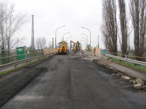 1. ábra. Az Orosházi úti felüljáró bontása