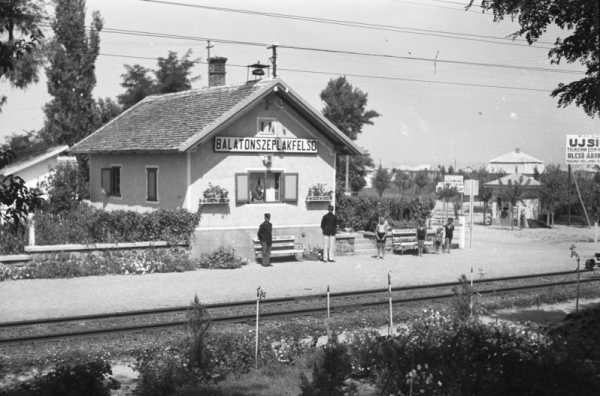 10. ábra. Balatonszéplak-felső megállóhely felvételi épületéről és kertjéről készült fotó (üveglemez) 1940 körül