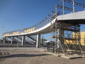 12. kép. Intermodális csomópont gyalogos-felüljáró első ütemének építése (Fotó: Simon Ferenc)