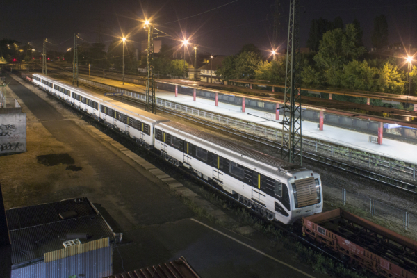 12. ábra. Felújított metrószerelvény Kőbánya-Kispest vasútállomáson közvetítő kocsik közt. (Fotó: Lovas Gábor)