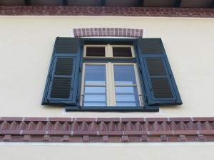 12. ábra. Emeleti zsalugáteres ablak, hely­re­állított párkányok (Fotó: Pálinkás Ferenc)