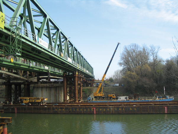 12. kép. Az elkészült 195 m-es hegesztett híd így került át a szajoli oldalra (bal part) 2014 szeptemberében
