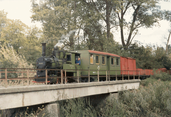 13. ábra. A 394,023 sz. gőzmozdony tehervonattal a pálmajori hídon, 1996 (Balogh Imre gyűjteménye)
