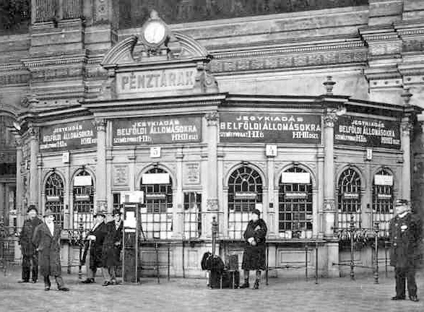 2. ábra. Budapest-Nyugati pályaudvar indulási csarnokának pénztárai, 1884