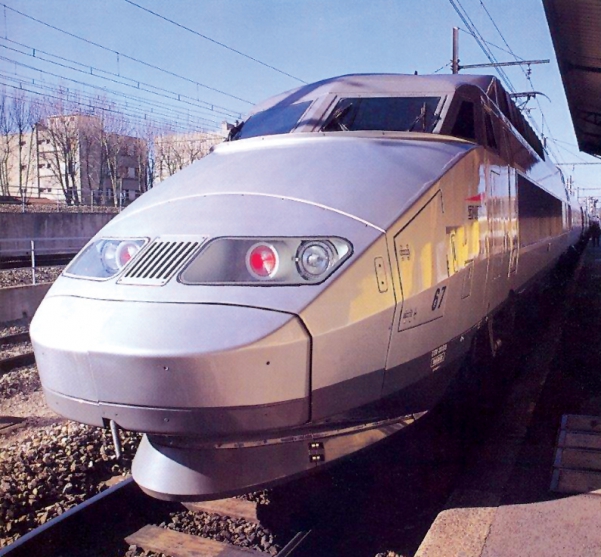 3. ábra. Az új vonalon üzembe lépő TGV-szerelvény – * Az eredeti kép David Ross Mozdonyok és vonatok enciklopédiája című könyvének 469. oldalán található. Kiadó: Alexandra 2006