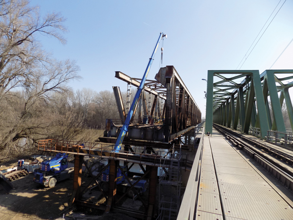 22. kép. A régi Tisza-híd bontása Szolnok felől kezdődött