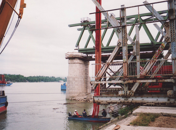 25. ábra. Az Északi összekötő vasúti híd bontása és építése 