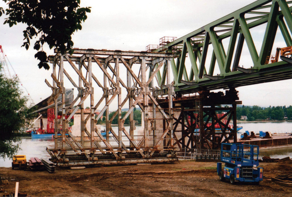 26. ábra. Az Északi összekötő vasúti híd bontása és építése 