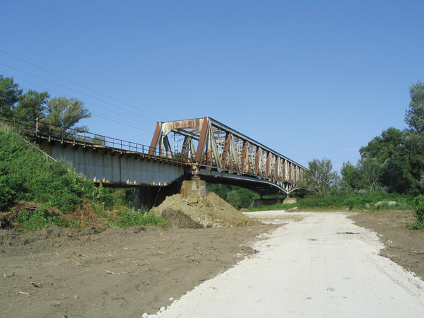 2. kép. Az átépítési munkák megkezdéséhez szükség volt az ideiglenes utak megépítésére Szolnok és Szajol felől mindkét oldalon