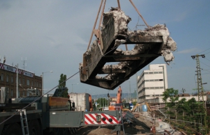 4. ábra. A fő- és kereszttartó részek kiemelése autódaruval