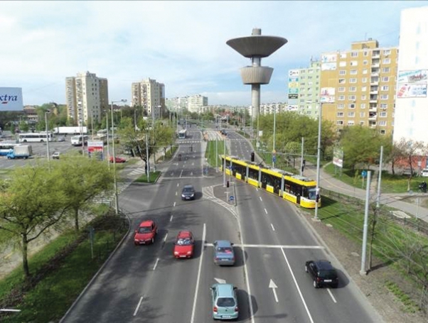5. ábra. Szeged 2-es villamosvonal füvesítéssel és közúti burkolattal