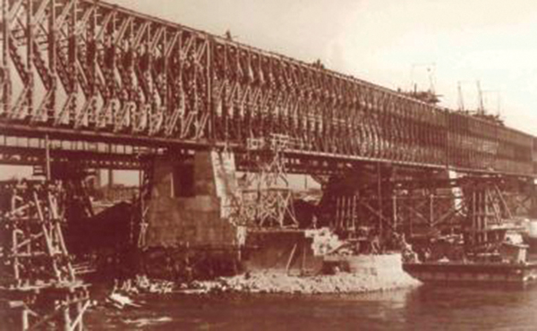 6. kép. A K híd szerelése 1946-ban