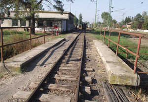 6. ábra. Balatonfenyves állomás, a műhelyhez vezető vágány teknőhídja, 2010 (Fotó: Boros Hajnalka Márta)