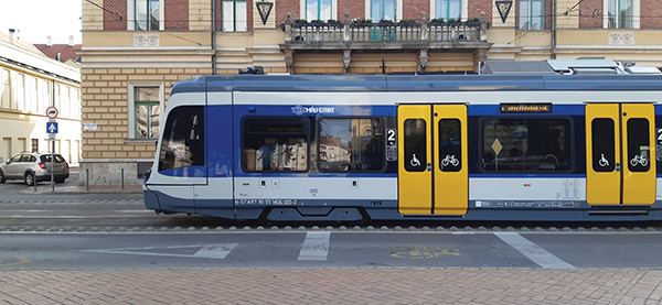 7. ábra. Tram-train­jármű a szegedi MÁV Igazgatóság épülete előtt. (Fotó: Garai Mihály)