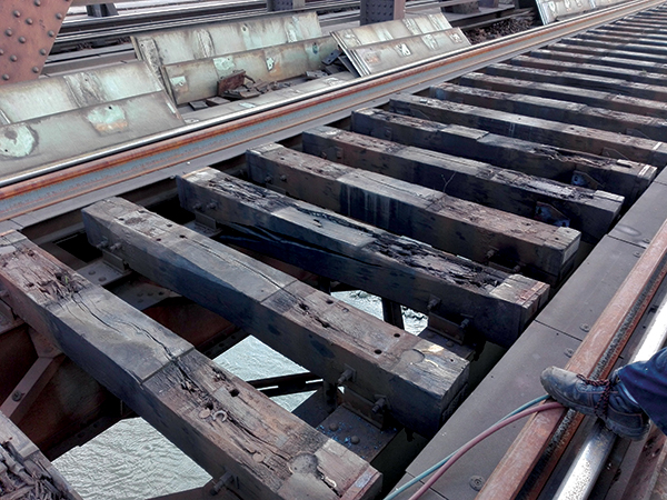7. ábra. A Déli összekötő vasúti híd repedt hídgerendái