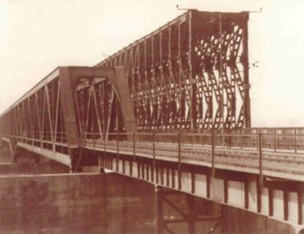 7. kép. Az 1948 végén átadott új híd a K híddal