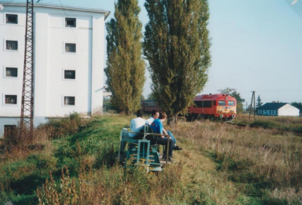 9. ábra. A magtári rakodóvágány személyszállításra átalakított csillével és a füzes­abonyi személyvonat a 2000-es évek elején. (Fotó: Tusnádi Csaba Károly)