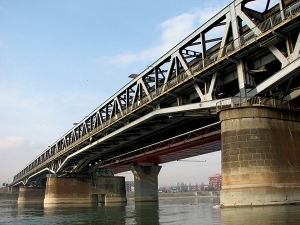 9. kép. A híd medernyílása, háttérben a Lágymányosi híd